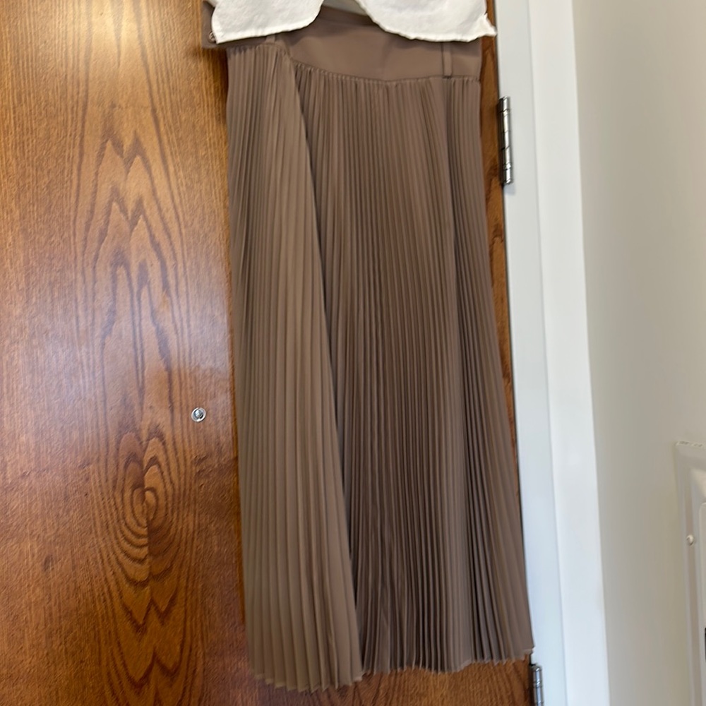 Hyke Tokyo beige brown pleated skirt JP size 2 SSENSE